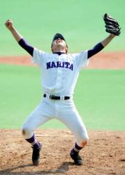 成田・中川は甲子園出場を決めガッツポーズ（撮影・柴田隆二）
