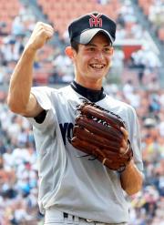 試合後、応援席にガッツポーズする横浜・乙坂（撮影、鈴木正人）