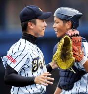 東海大相模・一二三は大城捕手とハイタッチ（撮影・鈴木正人）