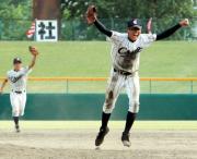 山形中央・横山は甲子園出場を決め、雄たけびを上げる(左は奈良崎主将)