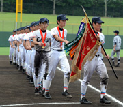 2年連続で愛知大会を制した中京大中京の選手たちが表彰式でグラウンドを一周する(撮影・清水貴仁)