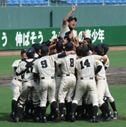 4年ぶり6回目の優勝を決め歓喜の輪をつくる延岡学園ナイン(撮影・多田篤)