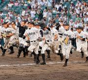 九州学院ナインは笑顔でスタンドの応援団のもとへ向かう(撮影・加藤哉)