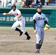6回裏興南一二三(右)は我如古に3ラン被弾(撮影・加藤哉)