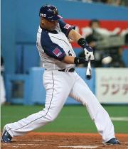 6回裏オリックス1死一塁、清原は右中間突破の適時二塁打を放つ