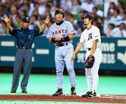 01年球宴、安打で出塁した清原氏(左)と話す小笠原