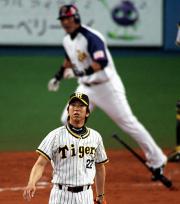 06年交流戦、清原氏を中飛に打ち取る藤川