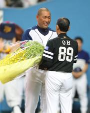 【オリックス-ソフトバンク】試合前のセレモニーで王監督から花束を受け取り笑顔を見せる清原(撮影・進尚幸)