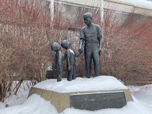 カナダのモントリオールにあるオリンピックスタジアムの正面入り口近くにあるジャッキー・ロビンソンの銅像