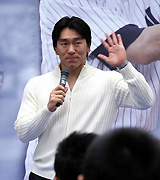 少年ファンに手をふる松井(撮影・浅見桂子)