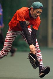 オリックス合宿所の室内練習場でノックを受けるイチロー