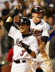 サヨナラ勝ちに喜ぶペンス（右）とアストロズの松井（ＡＰ）