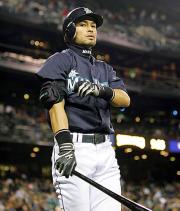 9回、前打者が倒れて試合終了。打順が回らずに引き揚げるイチロー