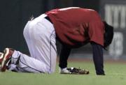 ８回、右翼手ペンスと衝突したアストロズの松井（ＡＰ）