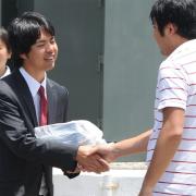 担当記者から弁当を受け取り、球場を後にするヤンキース井川(撮影菅敏)