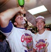 ９５年、ナ・リーグ西地区優勝を決め野茂と喜び合うピアザ（ＡＰ）