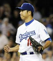 メジャー初完封勝利を挙げ、小さくガッツポーズする黒田(AP)
