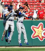 勝利し喜ぶ福留(右)。その右では球宴出場を喜ぶようにスターもニッコリ