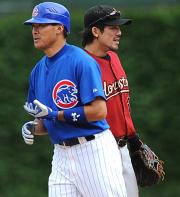 二塁打を放ち松井稼(右)に声をかけられる福留(撮影・水谷安孝)