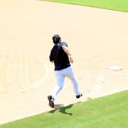 スパイクを履きベースランニングを行う松井(撮影・水谷安孝)