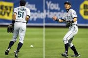 返球しようとし落球するイチロー(左)。失策の判定に驚く(右)(共同)