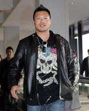 ロックスターのような格好で帰国したレイズの岩村明憲(撮影・沢野健太)