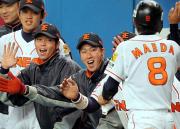 3回表、田沢(右)は相手の悪送球の間に生還した前田を笑顔で迎える