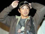 帰国した田口壮は、記者の質問を聞く(撮影・岡潤一)