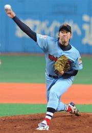 ７回表ＪＲ東海２死一、二塁から登板する田沢（撮影・奥田泰也）