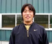 自主トレを終え笑顔で取材に応じた上原（撮影・宮下敬至）