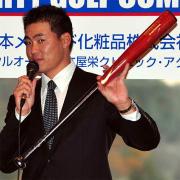 福留はチャリティーオークションでレッドソックス松坂のバットを手にする