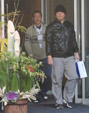 門松のあるナゴヤ球場に入る川上(右)(撮影・清水貴仁)