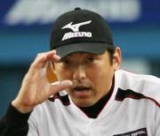 熱心に野球少年を指導する斎藤（撮影・築山幸雄）