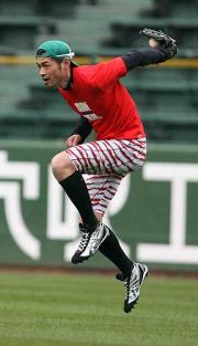 守備練習の最後に得意の背面キャッチを見せたイチロー(撮影・岡潤一)