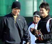 自主トレ中に談笑する上原（左）とアストロズ松井