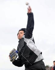 自主トレでキャッチボールをする井川