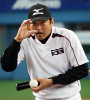 6日、京セラドームで熱心に野球少年を指導する斎藤隆