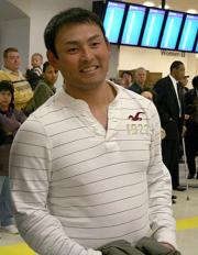 ブレーブスとの入団交渉のため、空港に到着した川上憲伸(共同)