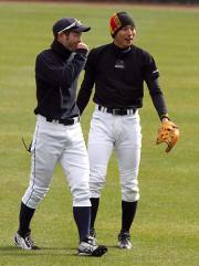 笑顔で川崎(右)と話すイチロー