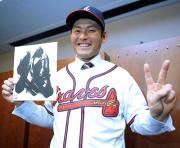 「魂」と書かれた色紙を手にＶサインをする川上（撮影・菅敏）