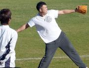 １月１６日、阪神藤川（左）の米自主トレに合流した伊良部氏