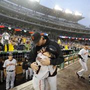 通算３００勝を達成し、息子と抱き合うジョンソン（ＡＰ）