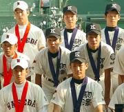 ０６年８月、夏の甲子園で田中、斎藤らと記念撮影に納まる鷲谷（後列右）