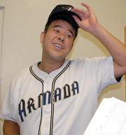 報道陣の前でさわやかな笑顔を見せる伊良部（撮影・鉄矢多美子）