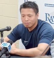５月２９日、負傷後初めての記者会見に臨むレイズ岩村（共同）