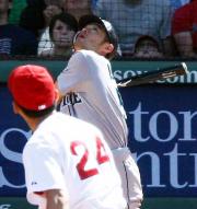 一邪飛に倒れたイチローは打球を見上げる。投手は斎藤