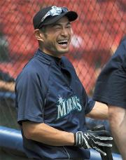 試合前の練習で笑顔を見せるイチロー(共同)