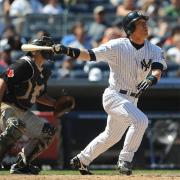 ４回裏ヤンキース１死一、二塁、右中間に１３号３点本塁打を放つ松井