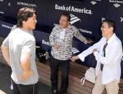 観戦に訪れた奥田瑛二(右)とベンチで談笑する松井(撮影・菅敏)