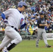 ４回、福留（左）を右飛に仕留めたブレーブス川上（共同）
